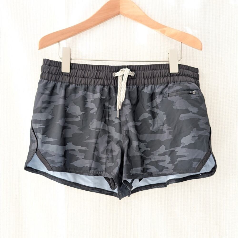 Vuori Clementine Camouflage Stretch Gray Camo Athletic Stretch Shorts, size L